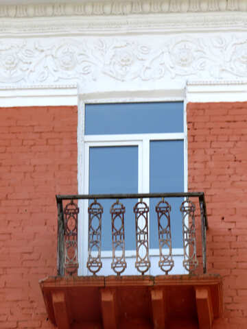 Ein Fenster und ein kleiner Balkon №50510