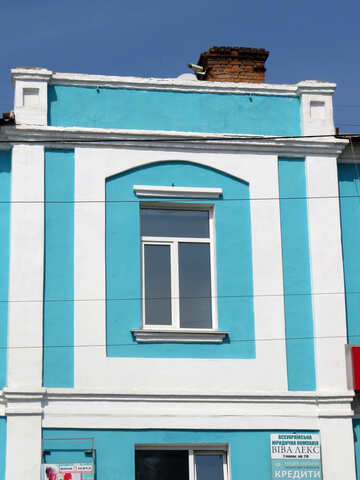 Finestra della costruzione vecchia casa blu №50471