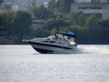Bateau barco speed sur une rivière №50736