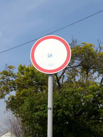 Un panneau de signalisation avec des arbres en arrière-plan №50500