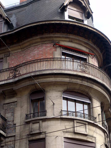 Gebäude mit einem runden Balkon №50045