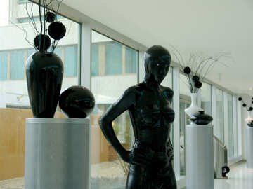 Schwarze Skulptur einer Frau №50229