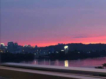 Notte di tramonto del cielo del paesaggio del fiume della città №50805