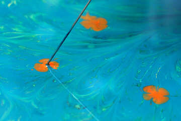 Orange Blütenblätter auf Wasser Blumen malen Nelke №50938