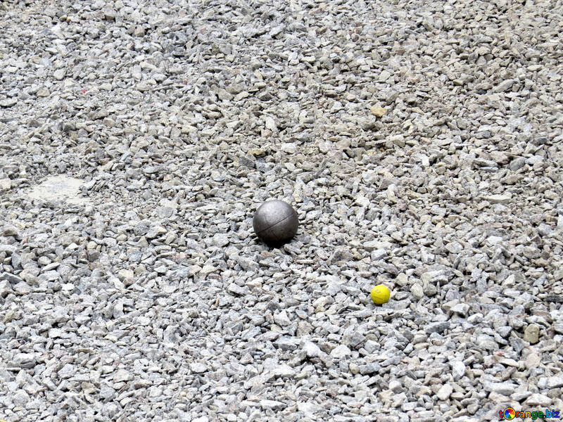 Palla di marmo grigio giallo terra grigia e palla di marmo gialla sul terreno №50800