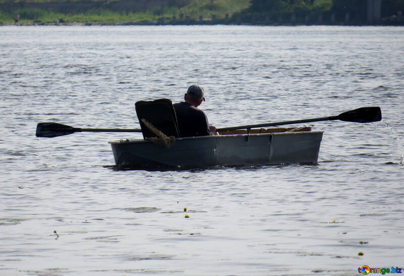 Homem de cara de barco em canoa №50727