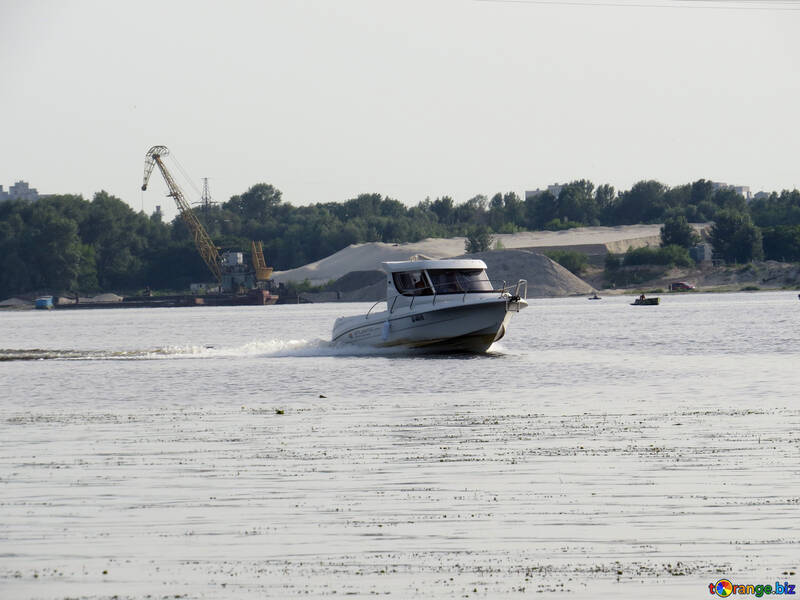 Barco en el río en el agua Watermotor №50748