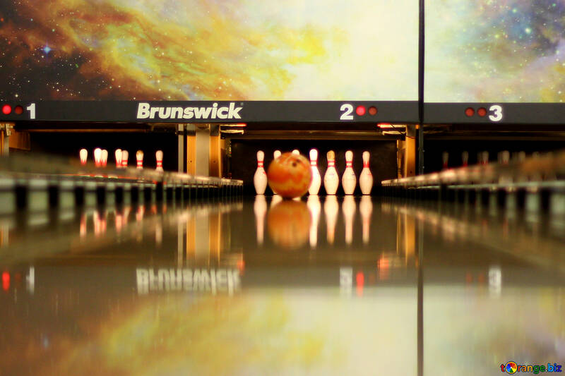 Immagine di una pista da bowling con birilli che stanno per essere colpiti da una palla da bowling №50451