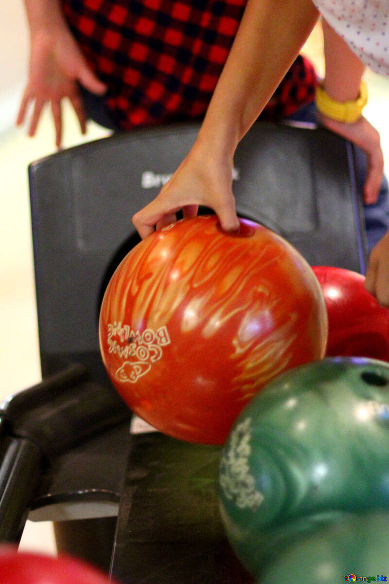 Persona che raccoglie una palla da bowling №50442