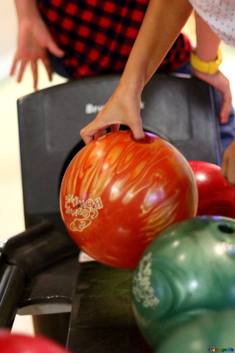 Personne ramasser une boule de bowling №50442