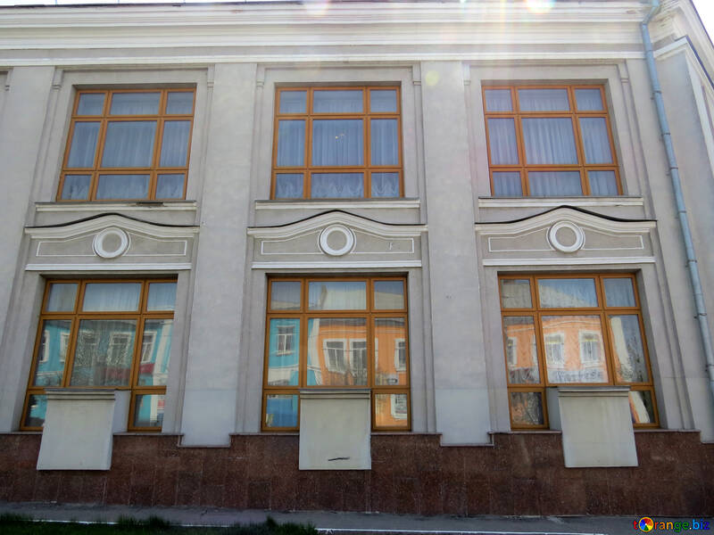 Seite des Gebäudes mit 6 verschiedenen Fensterpaneelen №50470