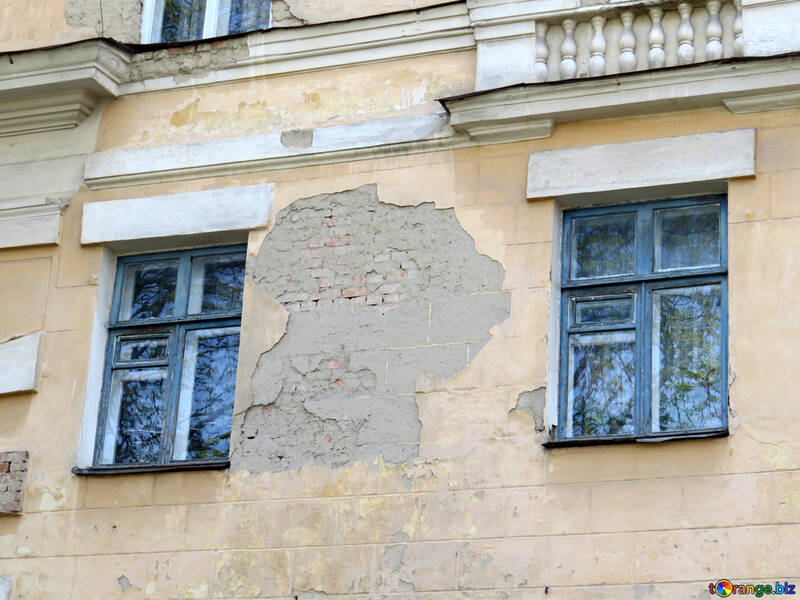 2つの窓が塗装を剥がしている建物 №50477