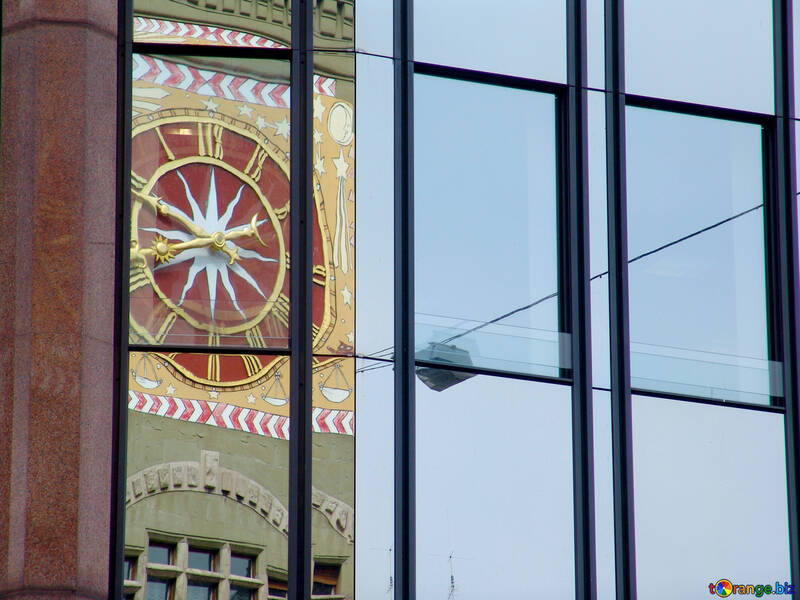 Reflexion der alten Uhr auf der Fassade eines Neubaus №50121