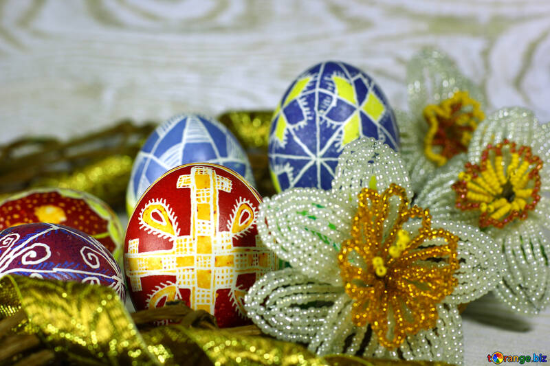 Huevos de Pascua flores en una mesa blanca №50285