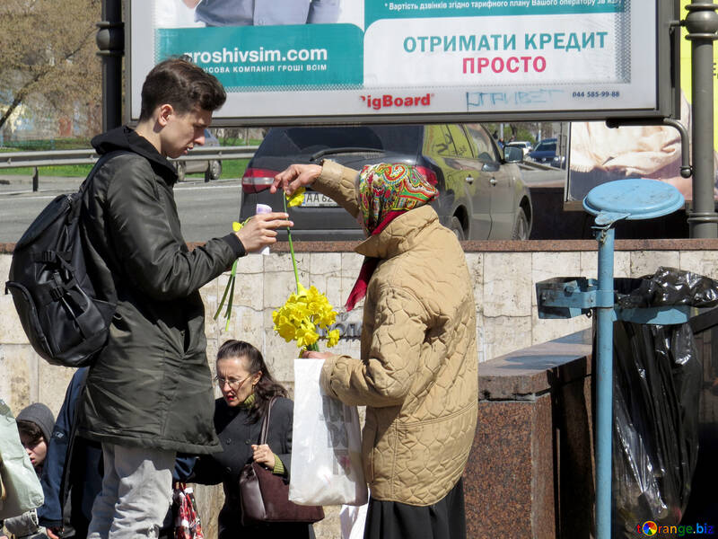 La gente compra e compra fiori №50346