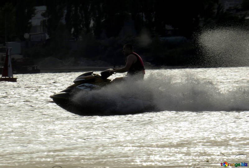 Jet-Ski fahren auf Wasser Rauch Schnellboot №50700