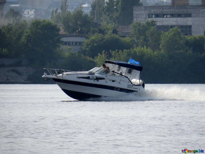 Bateau barco speed sur une rivière №50736