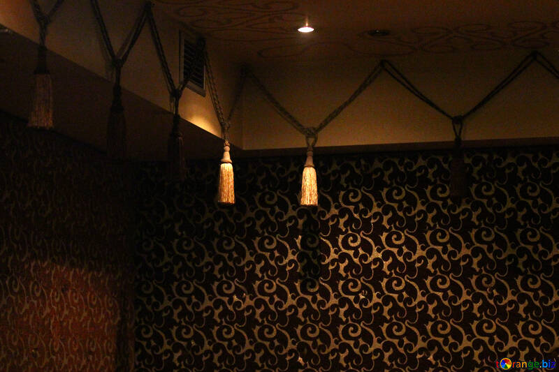 部屋の明かりと壁紙の壁が暗いランプ №50399