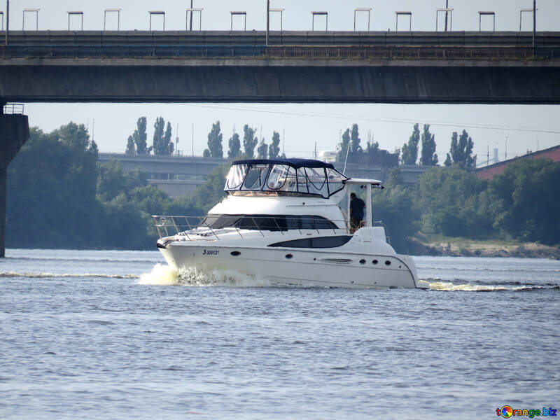 Yacht a vela sotto un ponte barca acqua №50714