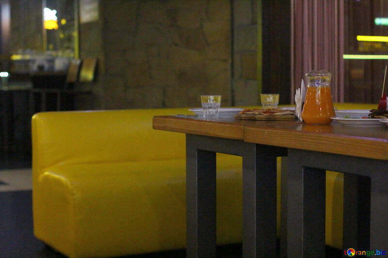 Tischsofa und gelbe Couch №50393