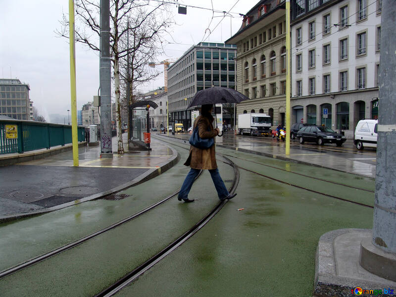 Fußgänger unter dem Regenschirm №50137