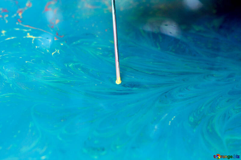 Blaues Wasser ein Metall- oder Plastikstock in der blauen Malerei der Farbnadel №50935