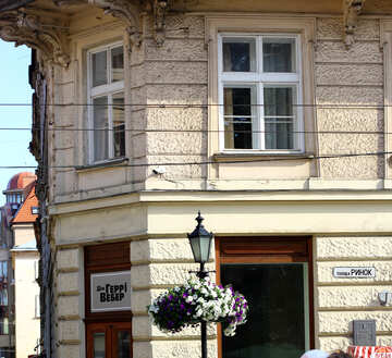 Seite eines Eckgebäude Laternenpfahls №51946