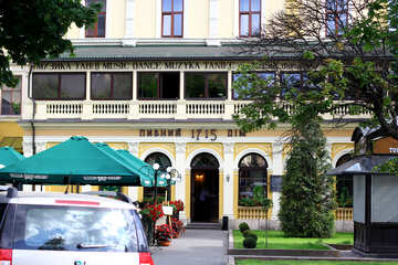 Edificio amarillo de la entrada a un hotel. №51840