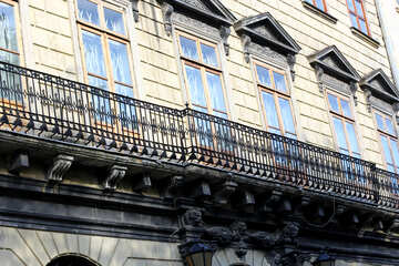 Edificio con balcón largo №51931