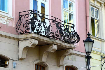 Balcón, edificio rosa, lámpara pos pared. №51918