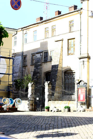Ein gebräuntes Gebäude mit großem Schatten №51633
