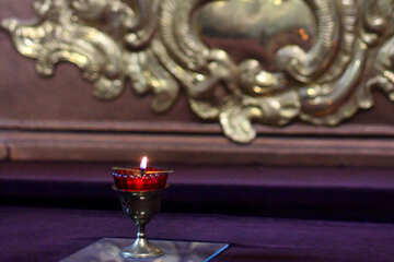 Ein roter Kerzenkelch auf dem Altar №51852