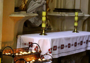 Tischaltar mit Kerzen bedeckt №51619