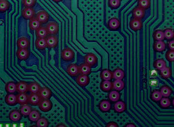 El interior de la computadora micro chip de líneas verdes.
