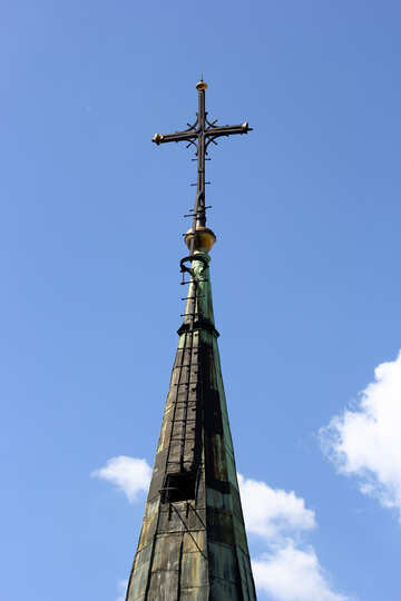教会の屋根の十字架と青い空 №51717