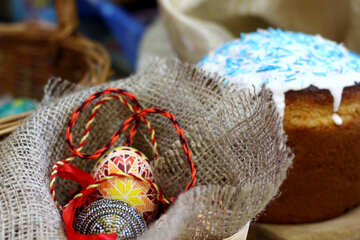 Enfeites de ovos de Páscoa em uma cesta №51232
