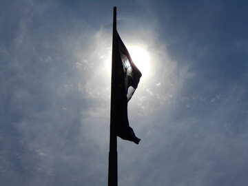 Bandeira contra o céu na pole №51280