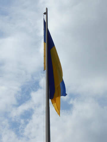 Bandiera sul pennone con cielo blu №51283