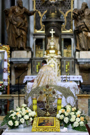 Il memoriale commemorativo dei fiori bianchi della chiesa incide una chiesa №51623