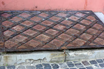 Paso de rejilla de hierro en la plaza del pavimento. №51908