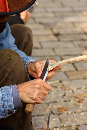 Cuchillo de talla de madera en la mano №51088