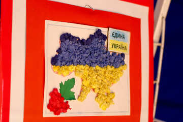 花で作られたウクライナの地図 №51073