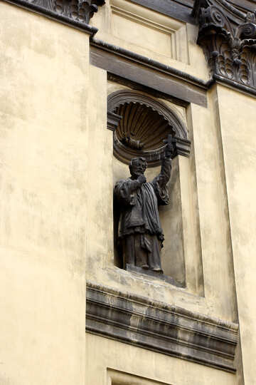 Estatua en la pared de edificio antiguo №51844