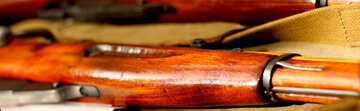 Pistolas de rayas rojas y otras de colores cálidos. Pedazo de madera. №51191