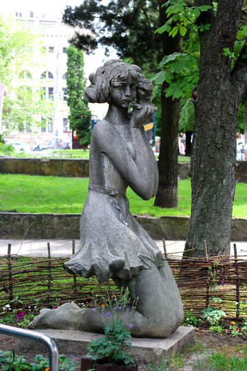 Girl sculpture in the park №51803