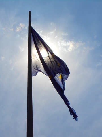 Silhouette einer Fahne im Wind №51285