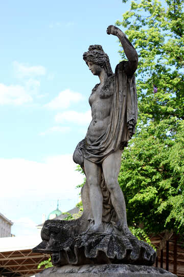 Una estatua de una mujer №51901
