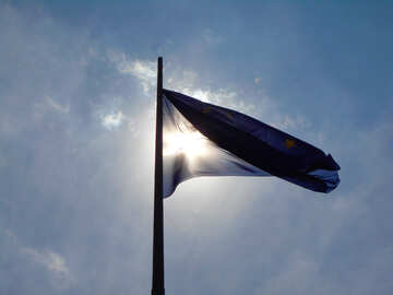 Wehende Flagge unter der Sonne №51289