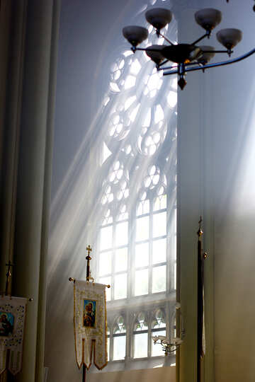 Ein großes Fenster in einer Kirche №51700