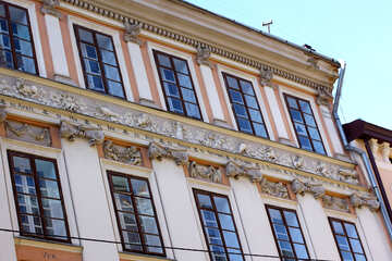 A building with windows №51669